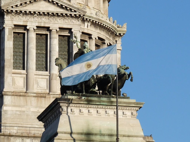 Bandera y Escultura Caballos Buenos Aires.jpg